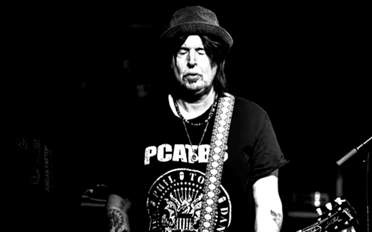 O guitarrista Phil Campbell no palco durante uma performance do Motörhead.