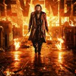 Close no rosto do ator Ranveer Singh com expressão intensa e marcas de combate, em cena do filme Dhurandhar.