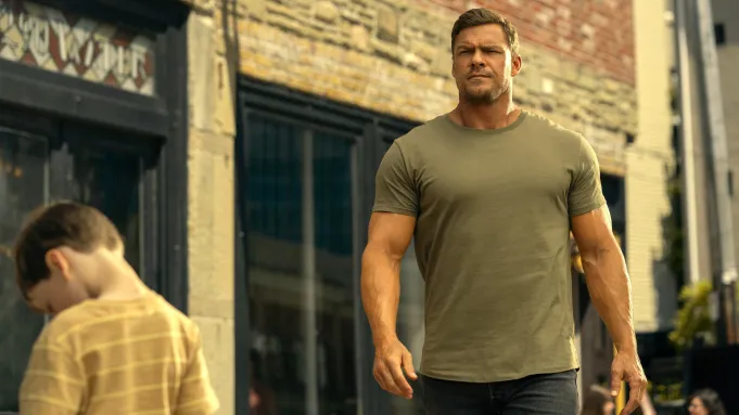 Reacher 4 Alan Ritchson em estúdio de dublagem durante pós-produção