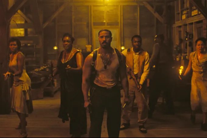 O diretor Ryan Coogler sorri durante a cerimônia do Actors Awards celebrando a vitória do elenco de seu filme Sinners.