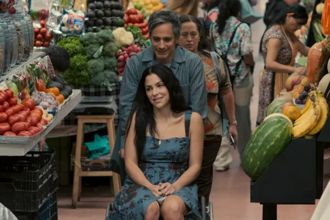 Primeira imagem da minissérie Santita com Paulina Dávila e Gael García Bernal
