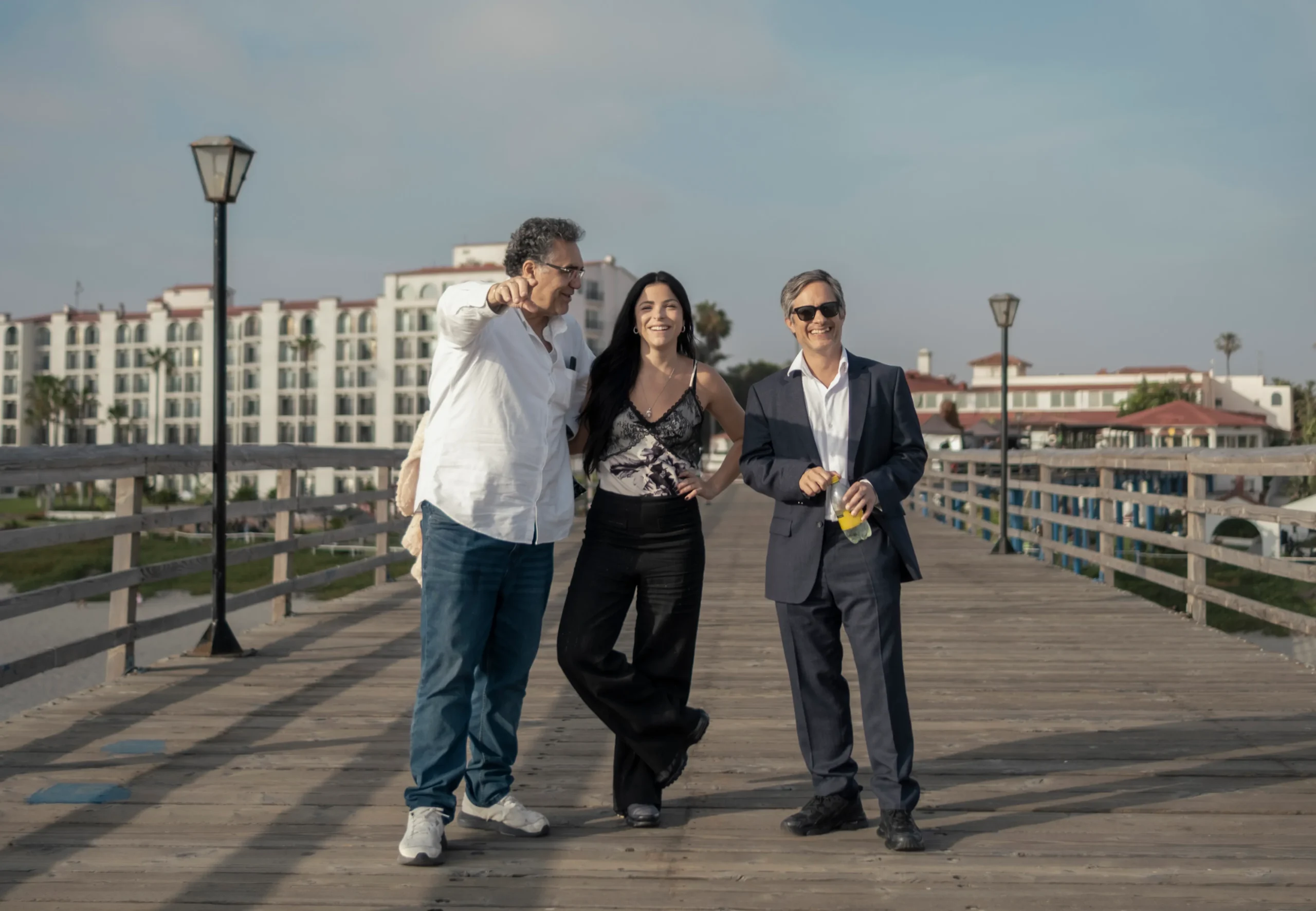 Santa. (Da esquerda para a direita) Rodrigo García Barcha, Paulina Dávila como Santita, Gael García Bernal como Esteban em Santita. Cr. Alejandro López Pineda / Netflix ©2026