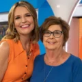 Savannah Guthrie visita o estúdio do Today enquanto investigação sobre o desaparecimento de sua mãe continua.