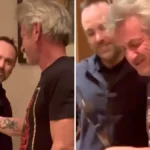 Sean Penn segura o troféu IronOscar feito de metal de trem danificado na Ucrânia.