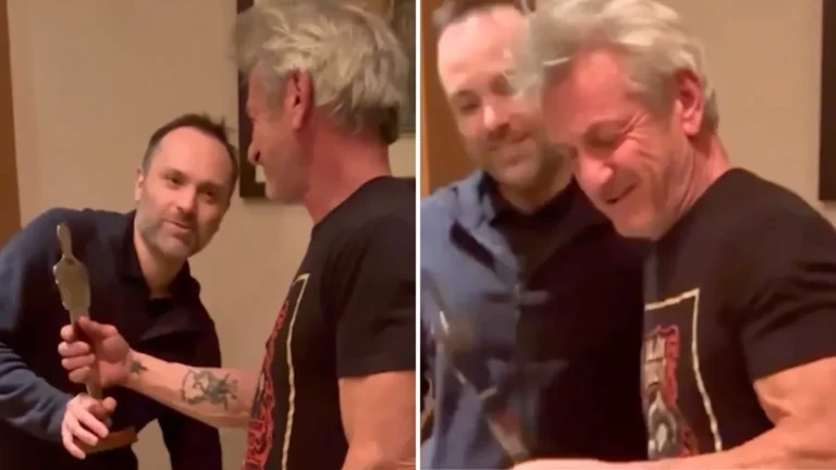 Sean Penn segura o troféu IronOscar feito de metal de trem danificado na Ucrânia.
