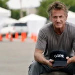 O ator Sean Penn e o presidente Volodymyr Zelensky sentados em um escritório na Ucrânia.