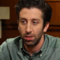 Simon Helberg detalha bastidores do piloto de The Big Bang Theory e o impacto da recepção do público durante entrevista no festival Series Mania.