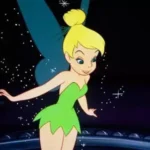 A silhueta da personagem Sininho brilhando intensamente em um fundo mágico de floresta encantada.