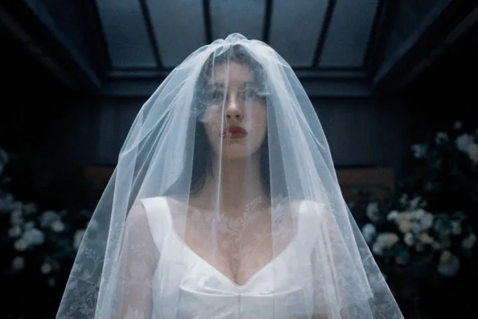 Cena do final da série Something Very Bad Is Going to Happen com Rachel em destaque