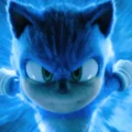 Primeiro plano do personagem Sonic em alta velocidade com efeitos de rastro azul e expressão determinada.