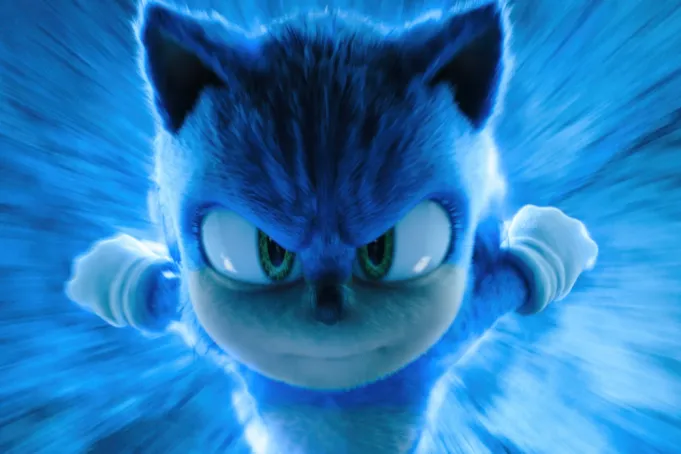 Primeiro plano do personagem Sonic em alta velocidade com efeitos de rastro azul e expressão determinada.