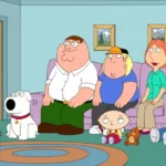 Os membros da família Griffin sentados no sofá da sala assistindo televisão.