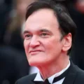 O diretor Quentin Tarantino com expressão séria durante uma entrevista recente.
