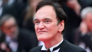 O diretor Quentin Tarantino com expressão séria durante uma entrevista recente.
