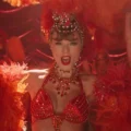 Taylor Swift em apresentação relacionada ao álbum The Life of a Showgirl