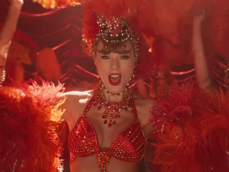 Taylor Swift em apresentação relacionada ao álbum The Life of a Showgirl
