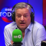 Ted Sarandos discursa em um evento corporativo sobre o mercado de streaming e mídia.