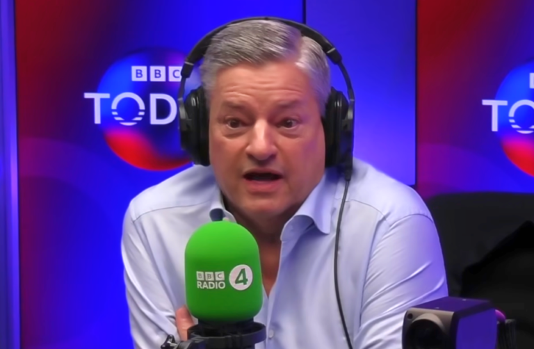 Ted Sarandos discursa em um evento corporativo sobre o mercado de streaming e mídia.