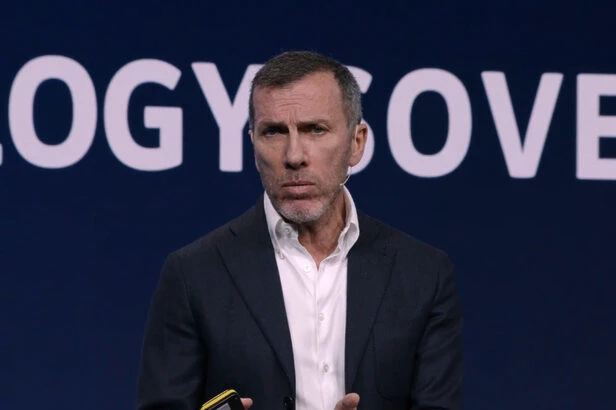 Pietro Labriola, CEO da TIM, durante participação no MWC discutindo telecomunicações, nuvem e inteligência artificial