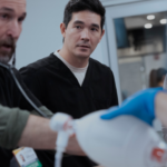 Cena da série The Pitt com Noah Wyle em hospital