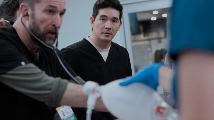 Cena da série The Pitt com Noah Wyle em hospital