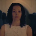Chase Infiniti interpreta Agnes no trailer da série The Testaments, spin-off de The Handmaid’s Tale produzido pelo Hulu.