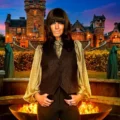 Apresentadora Claudia Winkleman em cena do reality show The Traitors da rede britânica BBC.