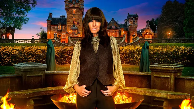Apresentadora Claudia Winkleman em cena do reality show The Traitors da rede britânica BBC.