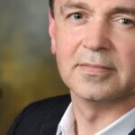 Executivo Thomas Mazloum em anúncio oficial como novo presidente da divisão Disney Experiences no mercado de entretenimento.