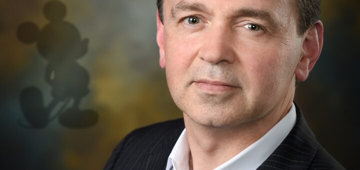 Executivo Thomas Mazloum em anúncio oficial como novo presidente da divisão Disney Experiences no mercado de entretenimento.