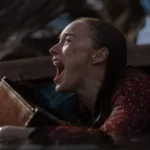 A atriz Phoebe Dynevor grávida em cena do filme de suspense Thrash da Netflix.