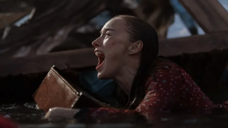 A atriz Phoebe Dynevor grávida em cena do filme de suspense Thrash da Netflix.