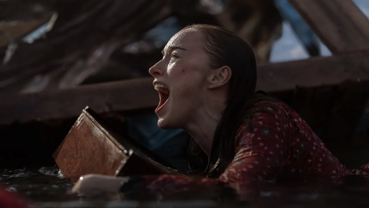 A atriz Phoebe Dynevor grávida em cena do filme de suspense Thrash da Netflix.