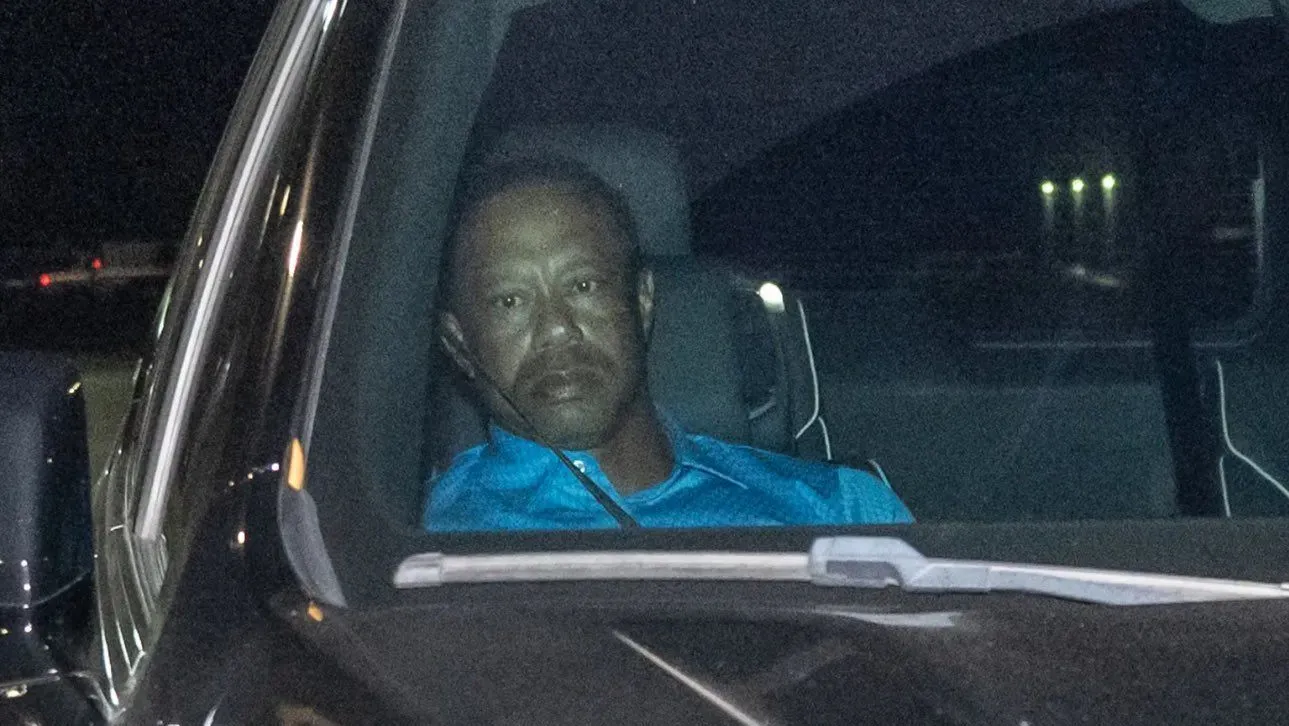 Tiger Woods após capotamento com polícia e comprimidos de hidrocodona encontrados