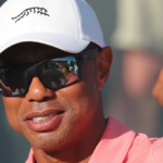 Tiger Woods próximo ao veículo após acidente na Flórida