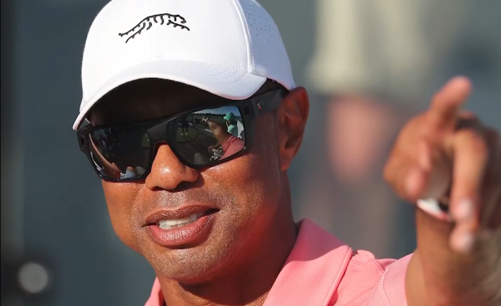 Tiger Woods próximo ao veículo após acidente na Flórida