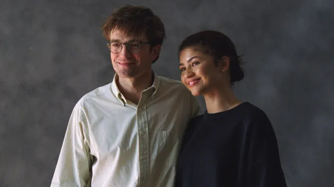 Zendaya estrela o longa The Drama ao lado de Robert Pattinson em nova produção da A24 que chega aos cinemas em abril.