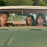 Anne Hathaway e Ewan McGregor dentro do carro em cena de The End of Oak Street