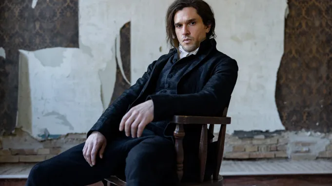 Kit Harington em cena como Sydney Carton na minissérie Um Conto de Duas Cidades, MGM+ e BBC