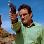 Walter com arma na mão apontando no deserto.