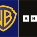 A esquerda logo da Warner Bros., a direita logo da BBC.