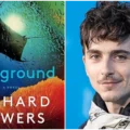 Montagem dividida ao meio apresentando, à esquerda, a capa do livro Playground de Richard Powers, com uma ilustração submarina de uma arraia e corais, e à direita, um retrato do ator Timothée Chalamet sorrindo levemente, usando um casaco preto e um lenço estampado.