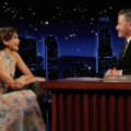 Zendaya sorri durante entrevista no programa Jimmy Kimmel Live vestindo um traje elegante.