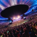 Fachada do Estádio do Maracanã em dia de evento, destacando a magnitude da arena para shows.