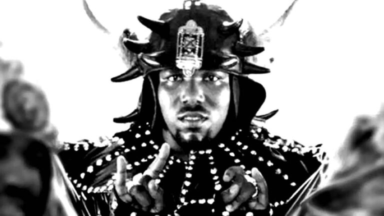 Afrika Bambaataa em imagem de arquivo como DJ, símbolo do hip-hop nas décadas de 1970 e 1980, durante apresentação musical.