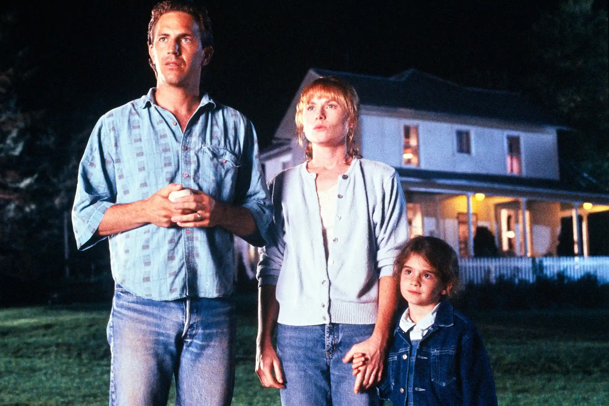 Kevin Costner como Ray Kinsella, Amy Madigan como Annie Kinsella e Gaby Hoffmann como Karin Kinsella em 'Campo dos Sonhos'.