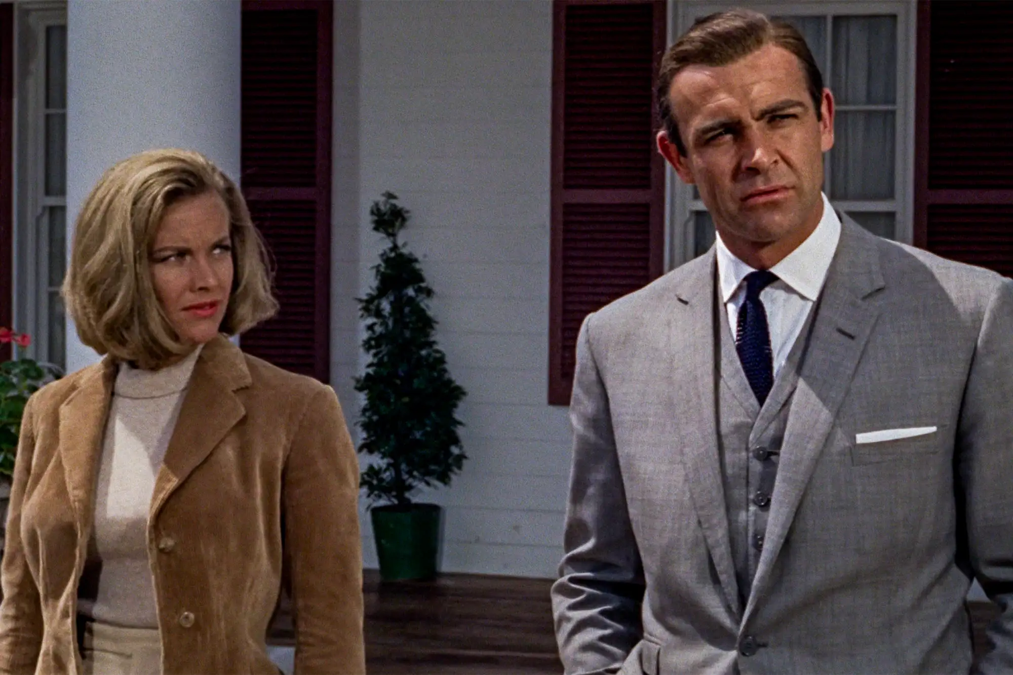 Honor Blackman como Pussy Galore e Sean Connery como James Bond em 'Goldfinger'.