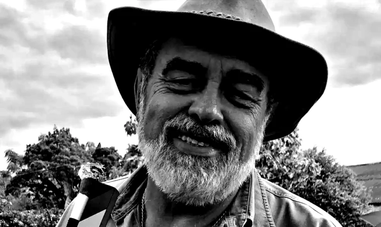 Luís Franke em estúdio de dublagem, conhecido por dar voz a Darth Sidious no Brasil