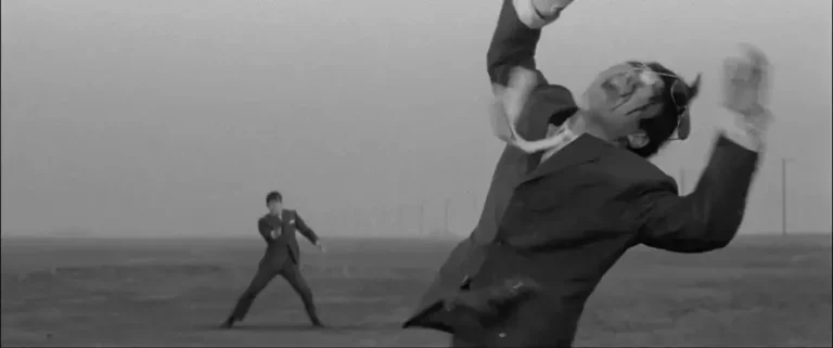 Cena de ação estilizada do filme A Colt is My Passport dirigido por Gareth Evans.