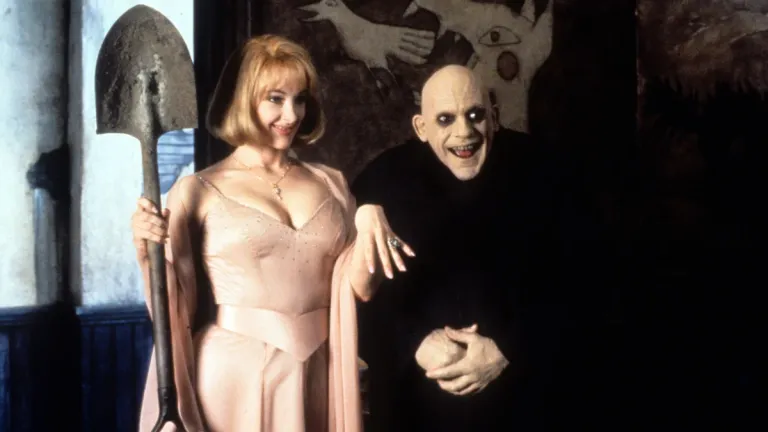 Joan Cusack e Christopher Lloyd em “A Família Addams 2”